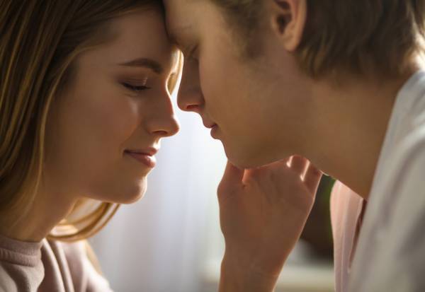 【男性必見】女性が密かにだしている「脈アリサイン」4つ