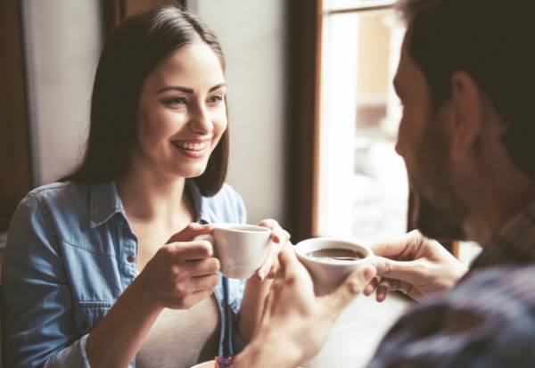 【女性心理】女性が「好きな人」の前でついしちゃうこと