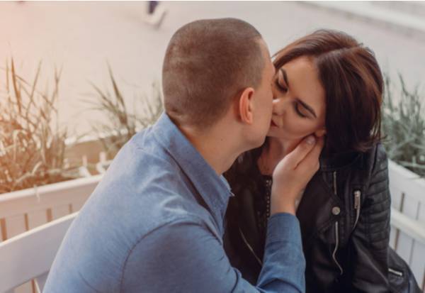 こんなの初めて…♡女性が「興奮しちゃうキス」のやり方