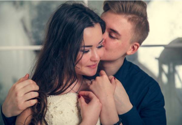 マジでやばい…女性がされたら嬉しい【ハグ】はコレ！