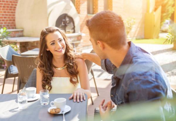 実は必死なんです！女性が出している「好き好きサイン」とは？