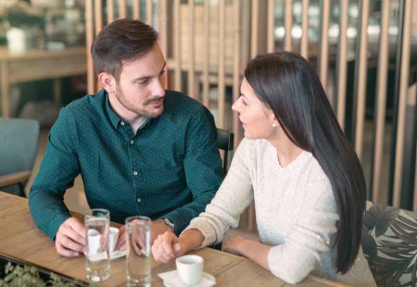 実は必死なんです！女性が出している「好き好きサイン」とは？