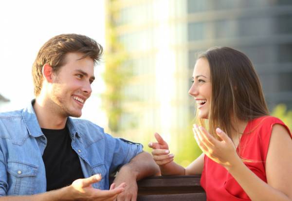 実は必死なんです！女性が出している「好き好きサイン」とは？