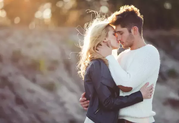 女性を気持ちよくさせる「キス中の合わせ技」