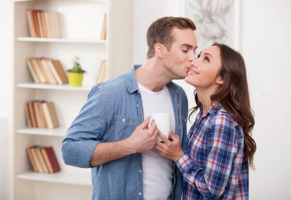 【男性必見！】女性がドキッとする「キス中の仕草」4選