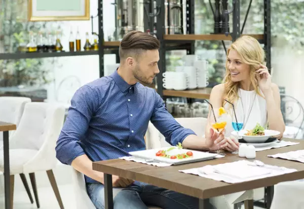 「ムラっとした女性」が無意識で見せる仕草って？