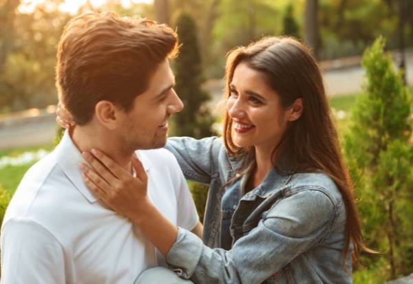 「ムラっとした女性」が無意識で見せる仕草って？