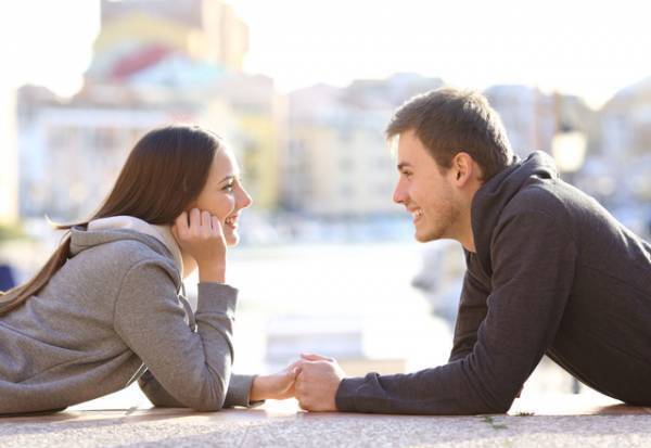 見逃しちゃダメ！女性が「イチャイチャしたい時にする」言動4つ