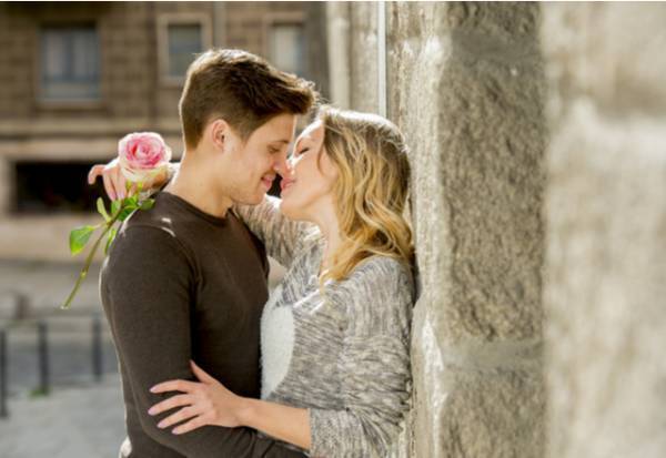 【男性必見】女性が「抱かれたい時」にだけ見せる仕草とは