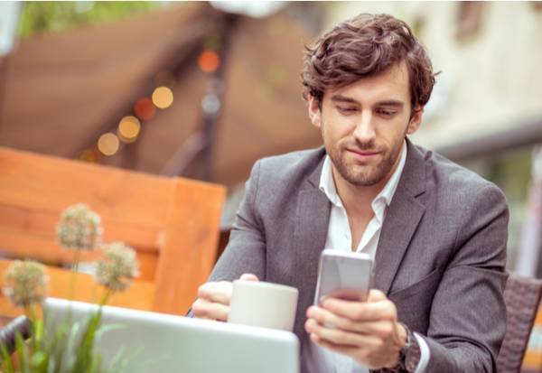 「返信待ち遠しい…！」女性をキュンとさせるLINEの送り方