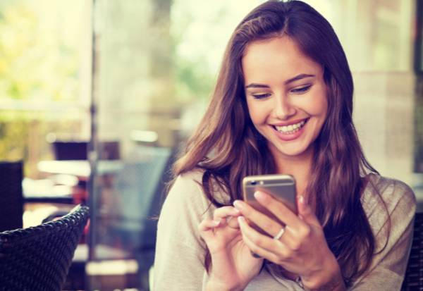 「返信待ち遠しい…！」女性をキュンとさせるLINEの送り方