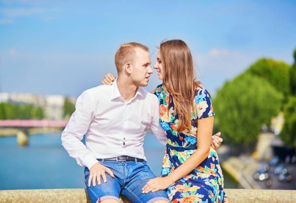 女性が「好きな人の前でついしちゃう言動」4つ