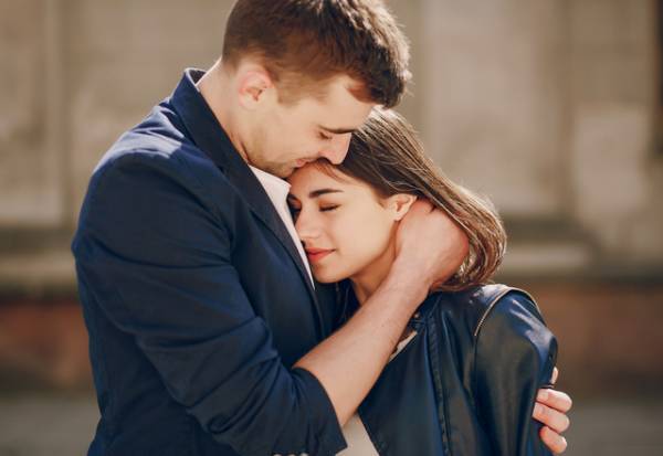 女性が興奮して「惚れ直すキス」4選