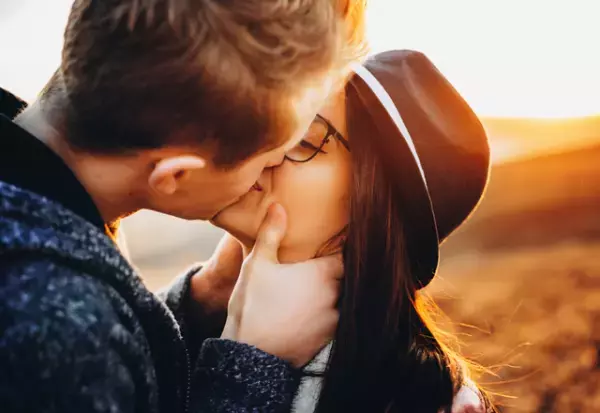 女性が興奮して「惚れ直すキス」4選