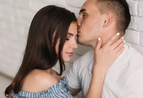 女性が興奮して「惚れ直すキス」4選