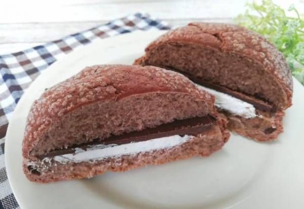 「165円でこのボリューム？！」ローソンのはみでる板チョコメロンパンが話題！