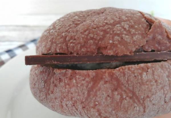 「165円でこのボリューム？！」ローソンのはみでる板チョコメロンパンが話題！