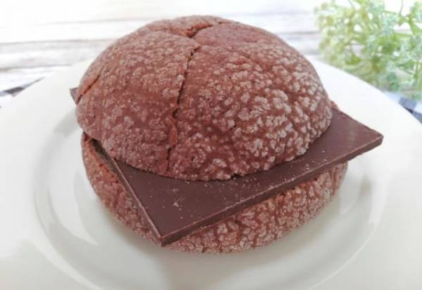 「165円でこのボリューム？！」ローソンのはみでる板チョコメロンパンが話題！