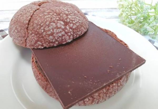 「165円でこのボリューム？！」ローソンのはみでる板チョコメロンパンが話題！