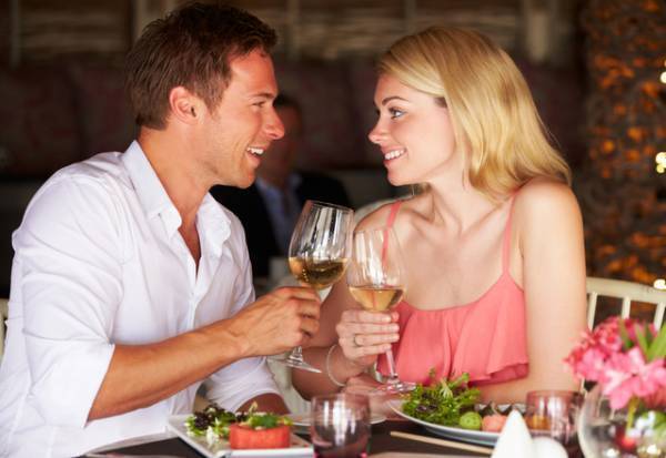 意外なチェックポイントも…女性が【初対面で惚れる男性】とは？