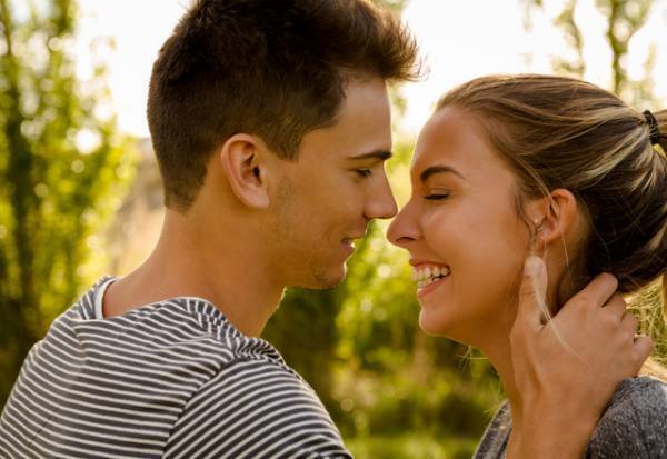 意外なチェックポイントも…女性が【初対面で惚れる男性】とは？