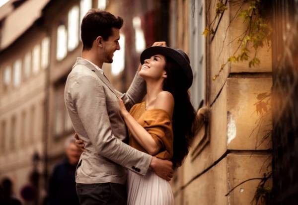 意外なチェックポイントも…女性が【初対面で惚れる男性】とは？