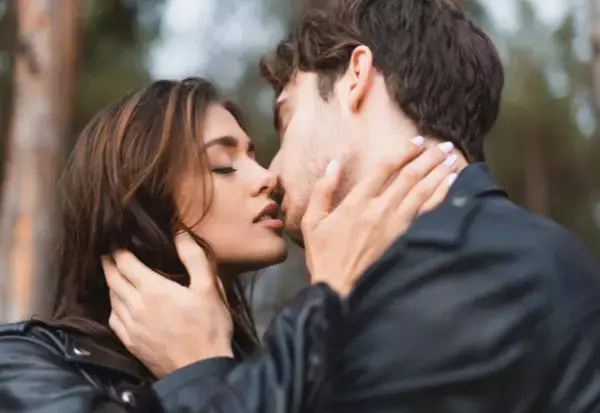 コレは興奮します…女性が【骨抜きになるキス】とは？