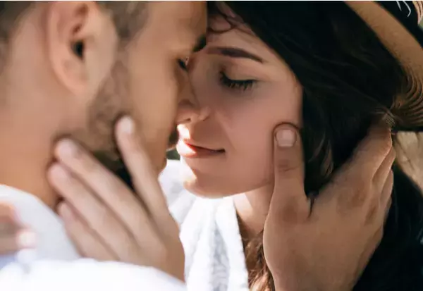 この強引さが好きっ！女が惚れる「肉食系なキス」とは？