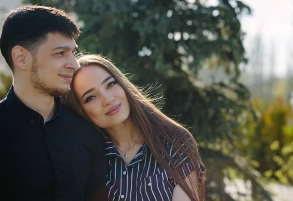 実は「好き」の合図だった…？！男が出している【脈アリサイン】4つ