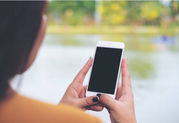 好きバレ覚悟で送ってる！？女性が好きな男限定でする「本命LINE」