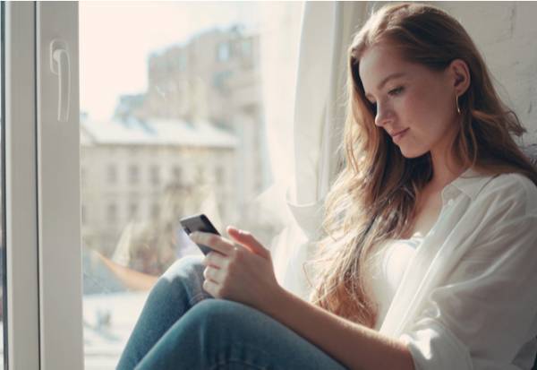 好きバレ覚悟で送ってる！？女性が好きな男限定でする「本命LINE」