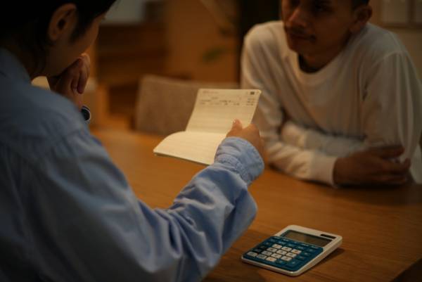 26歳・会社員「全て追加料金が必要…！？」ブライダルフェアに行くと、急にその場で撮影が始まった…＜ブライダルフェアでの後悔2選＞