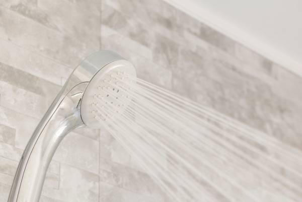 シャワーの時間が長いと水道代も高くなる！？【水道代の節約術2選】