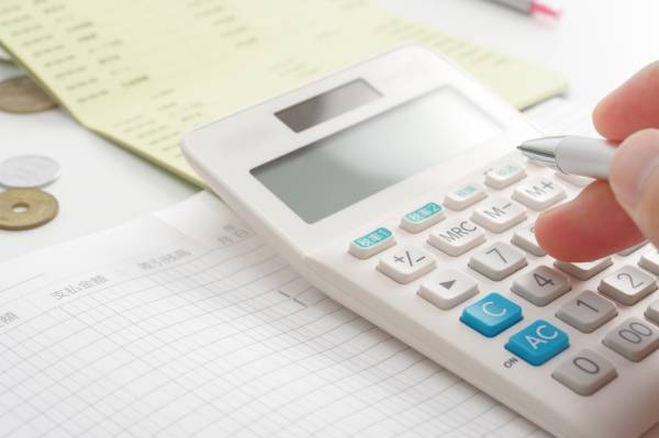 「デリバリーがこんな金額に？」家計簿をつけて把握！貯金のために“やめたこと”3選