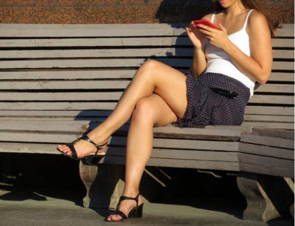 男性の5割が「パートナーが普段から露出が多いと嫌」と回答。→「誤解を招く可能性も…」それぞれの意見とは