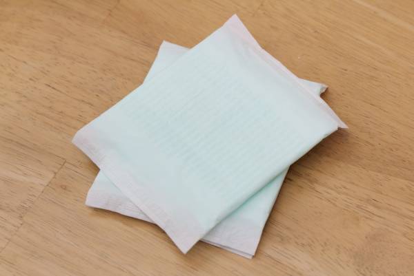 【下腹部が真っ赤！？】夏の屋外作業で2枚重ねしたナプキンが蒸れた結果⇒痒みから痛みに変化！＜生理体験談＞