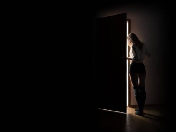 【どうして髪の毛が…？】暗い部屋で見つけた”おもちゃ箱”に入っていた＜正体＞に驚愕！読者「血の気が引きそう」「怖い」