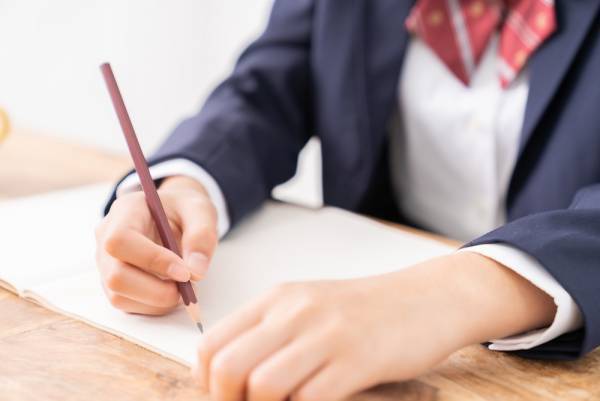 「制服にまで染みてしまったらどうしよう…」学校で初めて生理に！？何もできず不安な私を救ってくれたのは