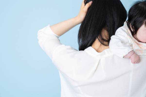 【ゾッとした…】1歳の娘が”2段ベッド”でとった行動に…「何でも登るから怖い」「難しい」