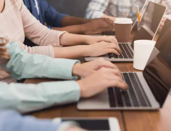 すぐ近くにいるのにSNSで連絡がきて…！？「おじさん世代としては少し哀しい」