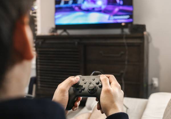 コントローラーを投げつけた！？穏やかな性格の彼が＜ゲームで負けたときの態度＞に思考停止