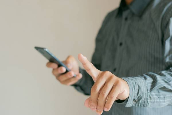 ＜トイレ禁止…？＞デート中、彼に仕事の電話が。その間トイレに行こうとすると…【腕を掴まれて】動けなくされた！