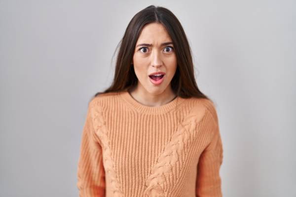 親より先に起きた1歳の娘。枕元に置いてあったものを手に取り”まさかの行動”を！