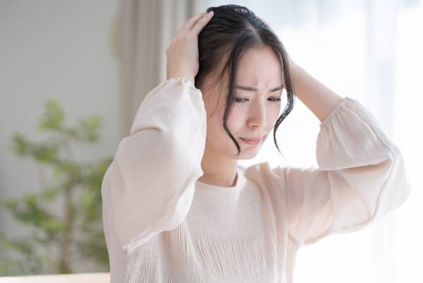 先輩「大袈裟じゃない？」生理痛の薬を忘れて休憩していると…⇒職場の同性の先輩から”理解のない言葉”にショック…