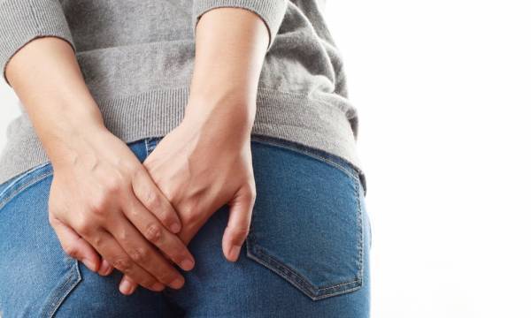 下着が濡れている！？子宮筋腫の影響で尿漏れ…→事前に知っていた方がよかったこととは？【医師監修】