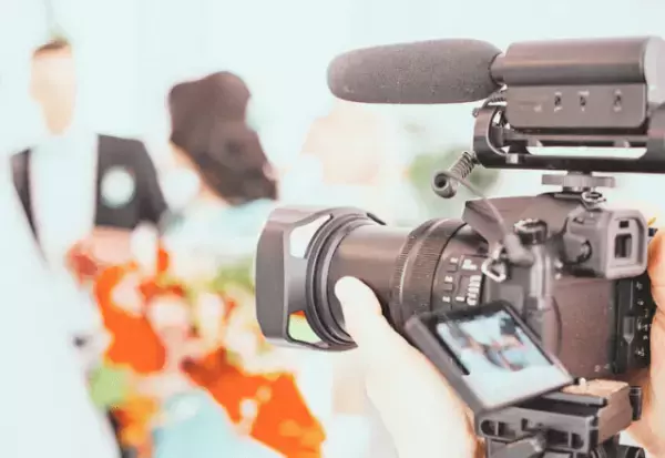 「え？カメラマンがチャペルで撮影できない…！？」確認しておけばよかった【ブライダルフェアでの後悔2選】