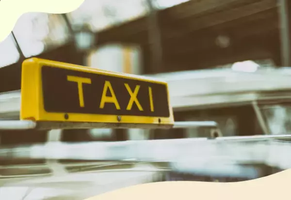 【30代で後悔した】お金の使い道2選「徒歩10分の道のりをタクシーで」「見栄を張って購入した」その結果