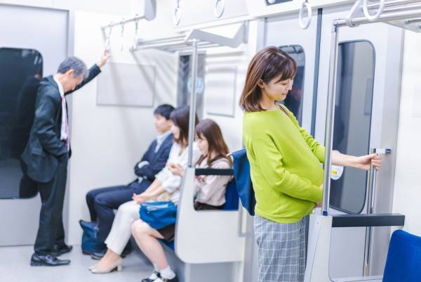 「たまたま目に入ったので…」妊娠中、満員電車で立っていると→遠くにいた女性がマタニティマークに気づいてくれた！