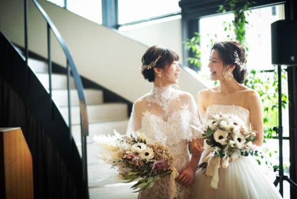 「2人で一緒に生きていくと決めた」ダブルドレスでの結婚式を叶えた女性同士のカップル。実感した結婚式の意義とは