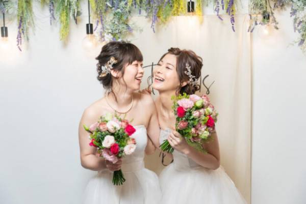 「2人で一緒に生きていくと決めた」ダブルドレスでの結婚式を叶えた女性同士のカップル。実感した結婚式の意義とは